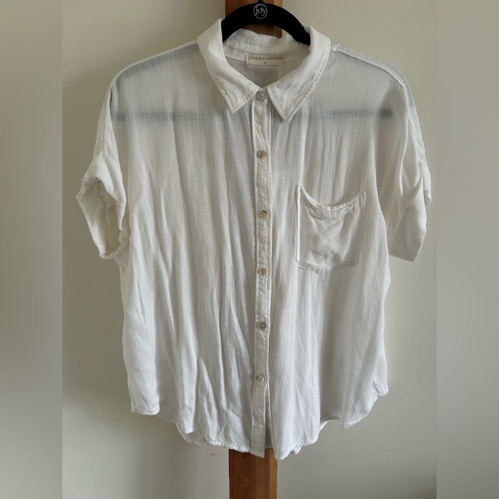 Stitch + Feather Relaxed Fit White Button Up Short Sleeve Shirt Women Size M